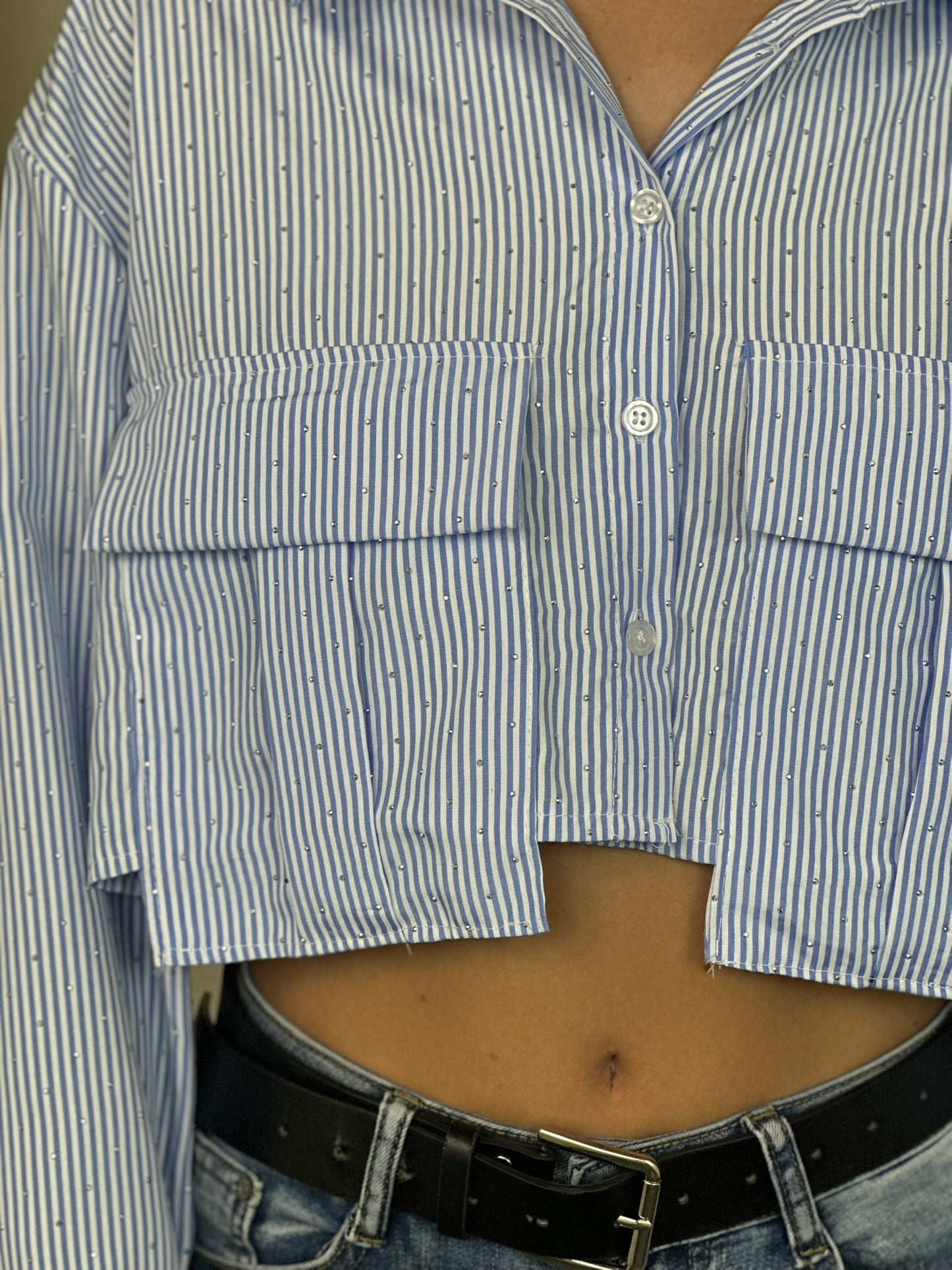 CAMICIA CROP A RIGHE CON STRASS