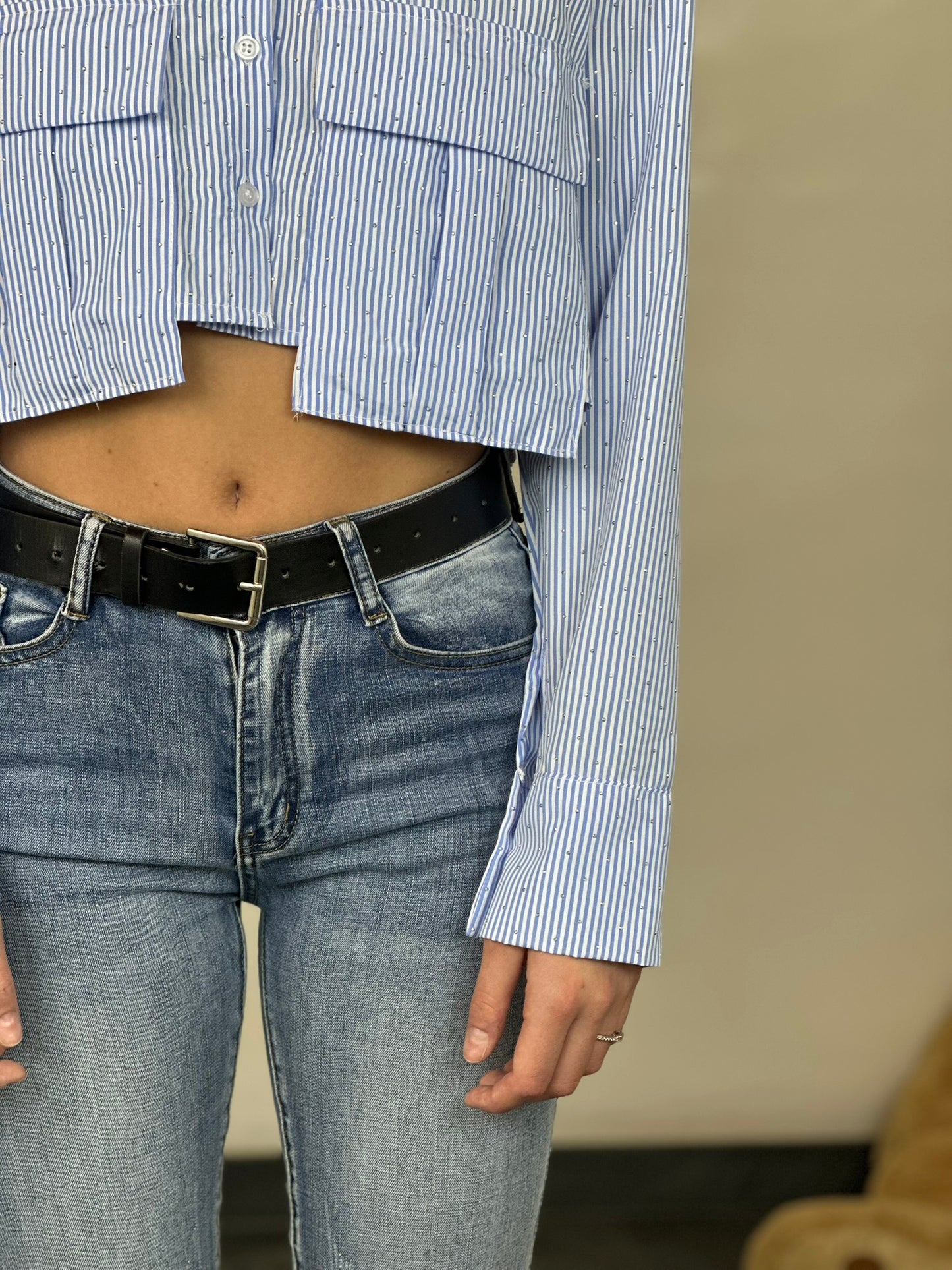 CAMICIA CROP A RIGHE CON STRASS